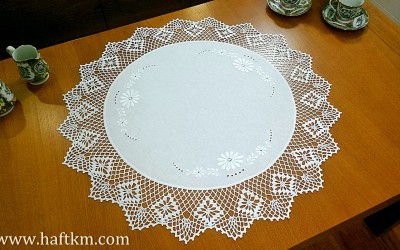 Elegancka serweta z motywem kwiatowym.