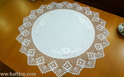 Elegancka serweta z motywem kwiatowym.