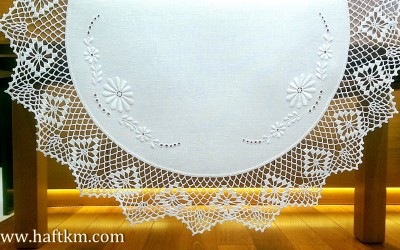 Elegancka serweta z motywem kwiatowym.