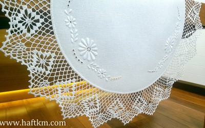 Elegancka serweta z motywem kwiatowym.