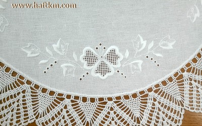 Piękna serweta z motywem kwiatowym