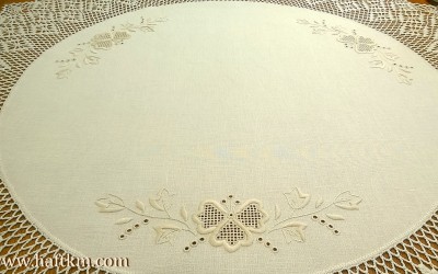 Ekskluzywna serweta z motywem kwiatowym.