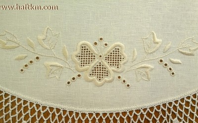 Ekskluzywna serweta z motywem kwiatowym.