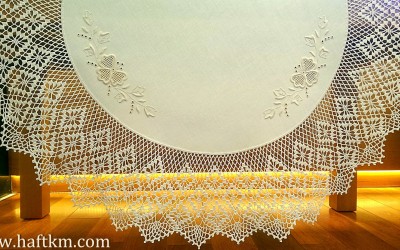 Ekskluzywna serweta z motywem kwiatowym.