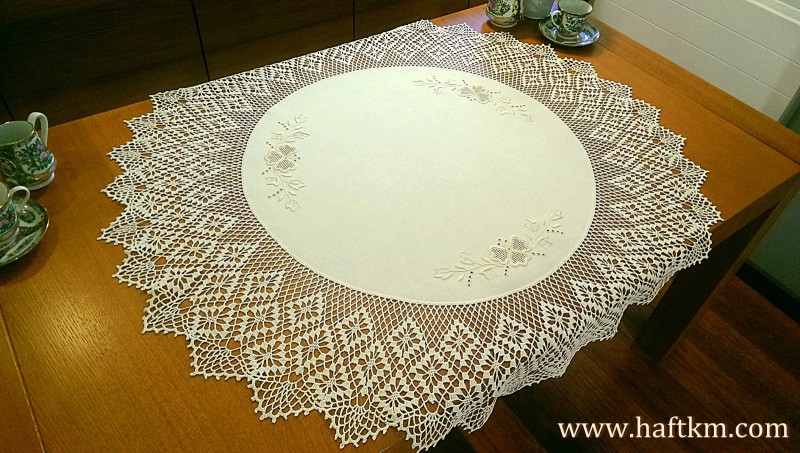 Ekskluzywna serweta z motywem kwiatowym.