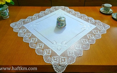 Piękna serweta z motywem roślinnym.