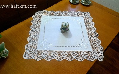 Piękna serweta z motywem roślinnym.