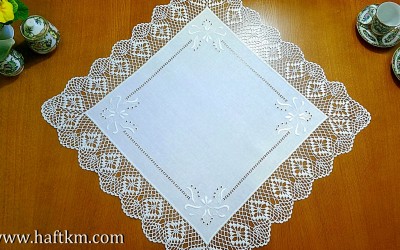 Piękna serweta z motywem roślinnym.