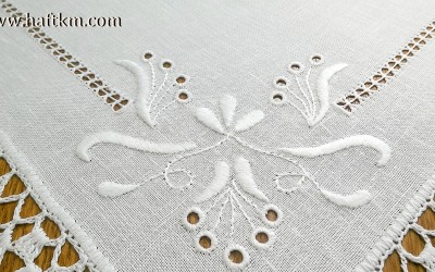 Piękna serweta z motywem roślinnym.