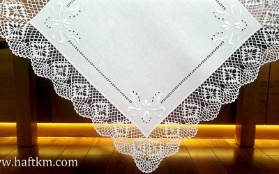 Piękna serweta z motywem roślinnym.