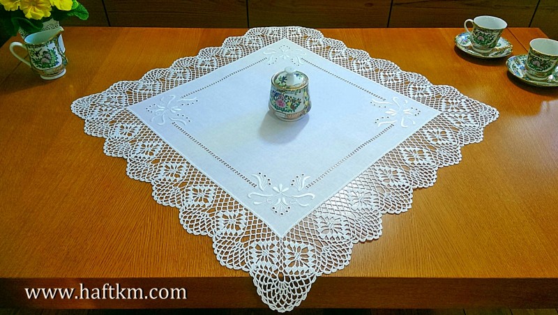 Piękna serweta z motywem roślinnym.