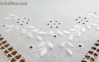 Elegancka serweta z haftem angielskim