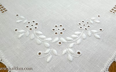 Elegancka serweta z haftem angielskim