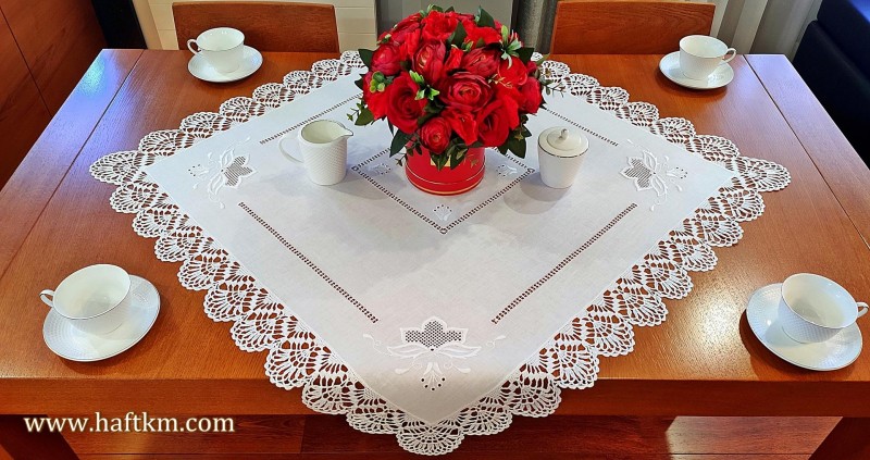 Ręcznie haftwana serweta "Kwiat lotosu"