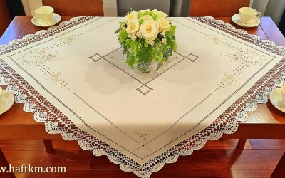 Elegancki obrus z ręczną koronką szydełkową. 