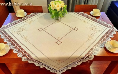Elegancki obrus z ręczną koronką szydełkową. 