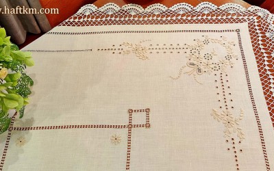 Elegancki obrus z ręczną koronką szydełkową. 