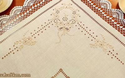 Elegancki obrus z ręczną koronką szydełkową. 