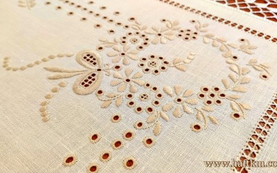 Elegancki obrus z ręczną koronką szydełkową. 