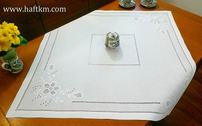 Piękna serweta ręcznie haftowana  " Ciemiernik "