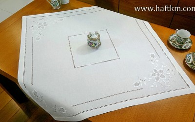 Piękna serweta ręcznie haftowana  " Ciemiernik "