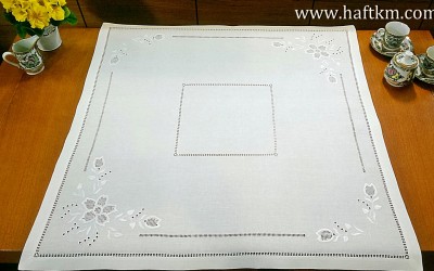 Piękna serweta ręcznie haftowana  " Ciemiernik "