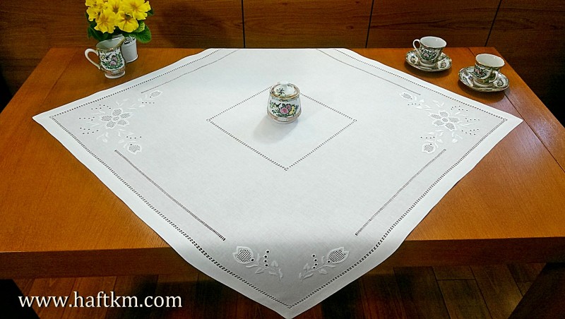 Piękna serweta ręcznie haftowana  " Ciemiernik "