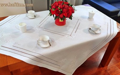 Ekskluzywny obrus ręcznie haftowany z haftem angielskim.