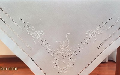 Ekskluzywny obrus ręcznie haftowany z haftem angielskim.