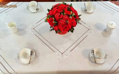 Ekskluzywny obrus ręcznie haftowany z haftem angielskim.