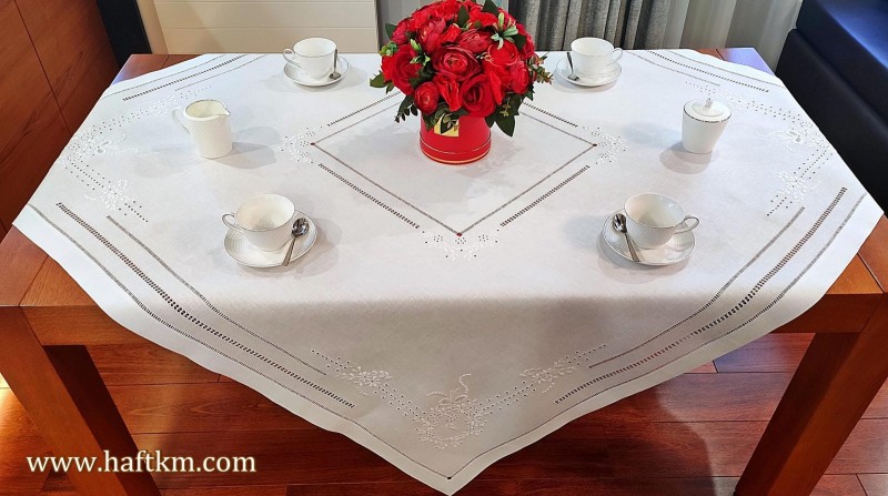 Ekskluzywny obrus ręcznie haftowany z haftem angielskim.