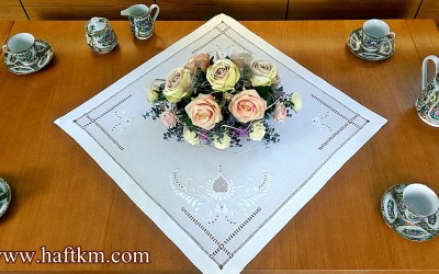 Ekskluzywna serweta ręcznie haftowana  " Kwitnący tulipan "