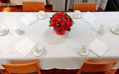 Piękny obrus z haftem angielskim.