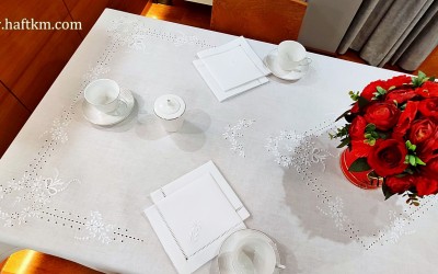 Piękny obrus z haftem angielskim.