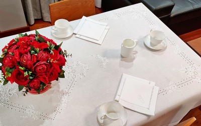 Piękny obrus z haftem angielskim.