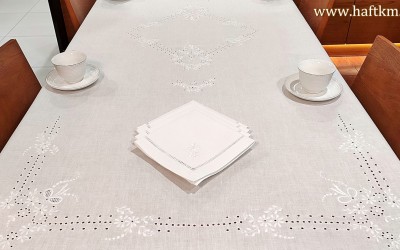 Piękny obrus z haftem angielskim.