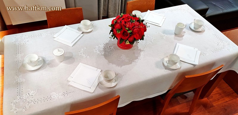 Piękny obrus z haftem angielskim.