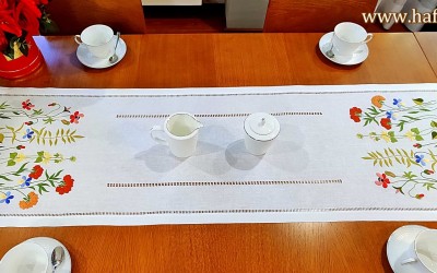 Przepiękny, ręcznie haftowany bieżnik  " Górska łąka"