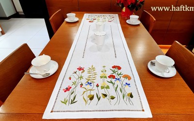 Przepiękny, ręcznie haftowany bieżnik  " Górska łąka"