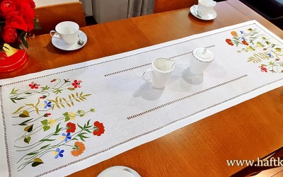Przepiękny, ręcznie haftowany bieżnik  " Górska łąka"