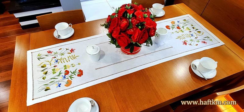 Przepiękny, ręcznie haftowany bieżnik  " Górska łąka"