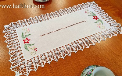 Śliczny bieżnik z motywem bożonarodzeniowym.