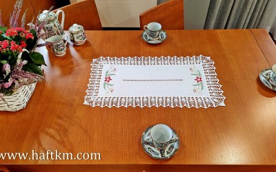 Śliczny bieżnik z motywem bożonarodzeniowym.