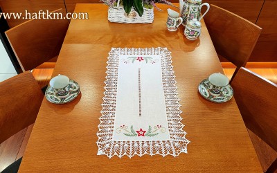 Śliczny bieżnik z motywem bożonarodzeniowym.