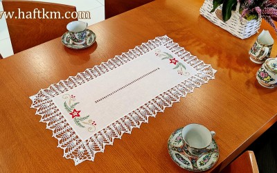 Śliczny bieżnik z motywem bożonarodzeniowym.