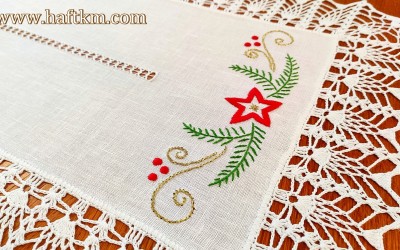 Śliczny bieżnik z motywem bożonarodzeniowym.