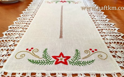 Śliczny bieżnik z motywem bożonarodzeniowym.