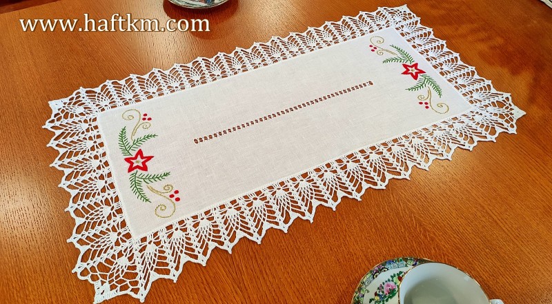 Śliczny bieżnik z motywem bożonarodzeniowym.