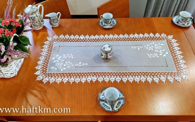 Elegancki bieżnik z motywem kwiatowym.