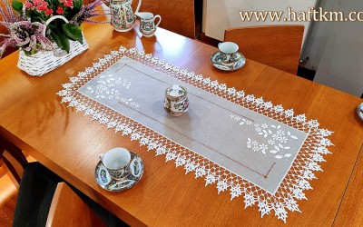 Elegancki bieżnik z motywem kwiatowym.